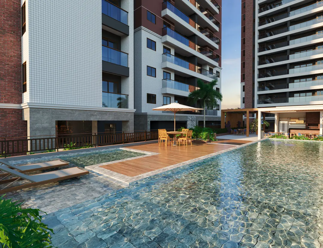 Piscina com deck de madeira e espreguiçadeiras, entre as torres do Piazza